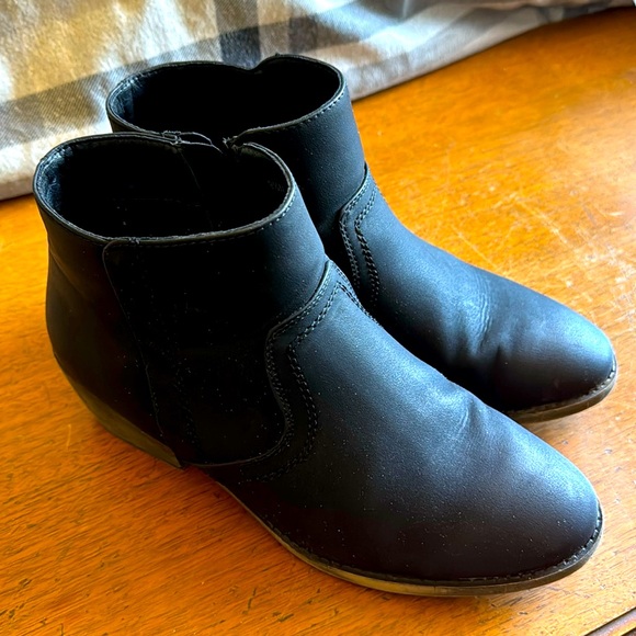Maurices Shoes - Maurice’s Black Ankle Boots GUC Sz 9.5